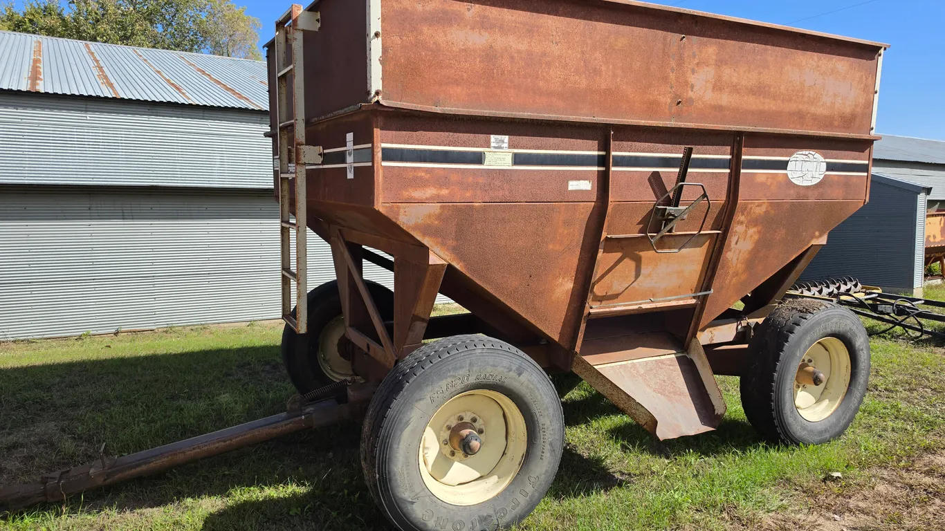J+M 385-SD Gravity Box, 315/80R22.5 Tires, Extendable Hitch, Front Ladder, Rear Hitch, Rear Brakes,