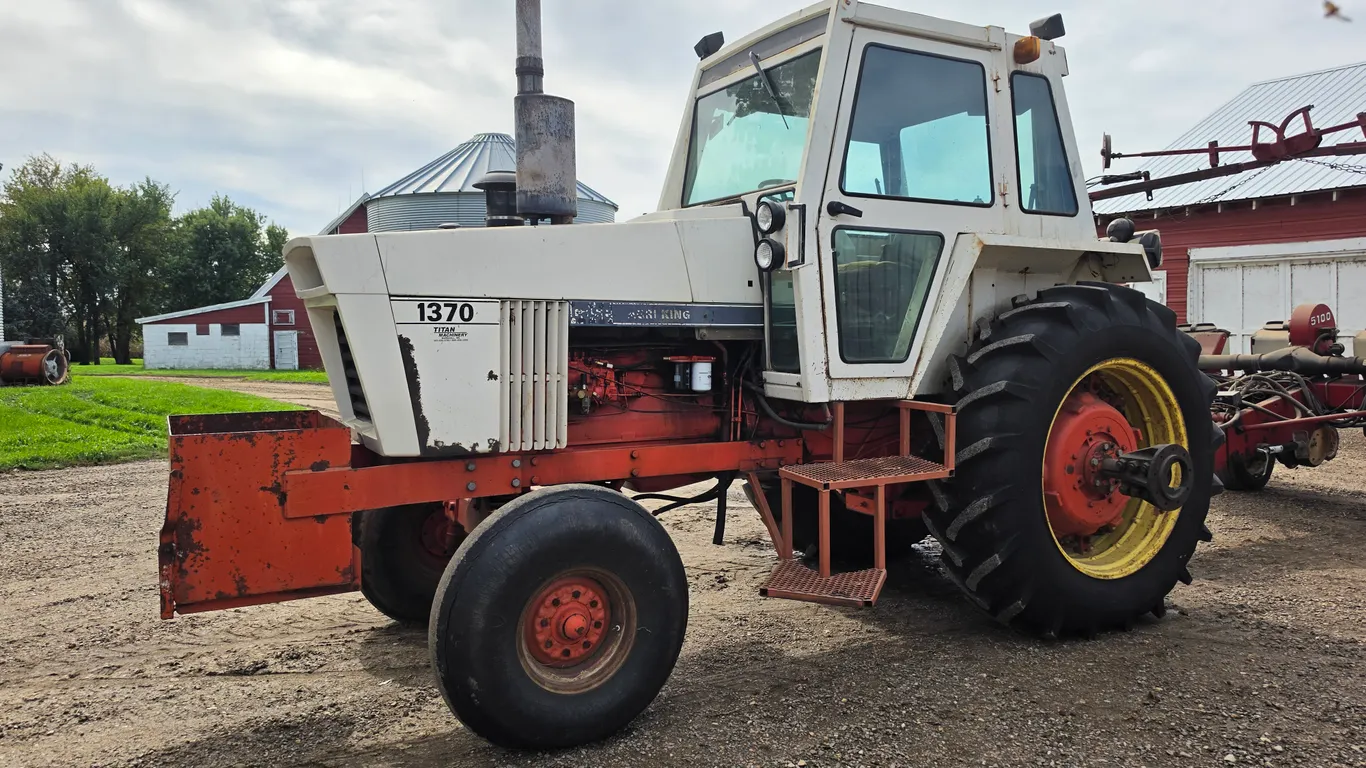 1977 Case Agri King 1370 – 2 Wheel Drive Tractor, 4,668 Hours, 18.4-38 Rears with Duals, 11.00-16 Fr