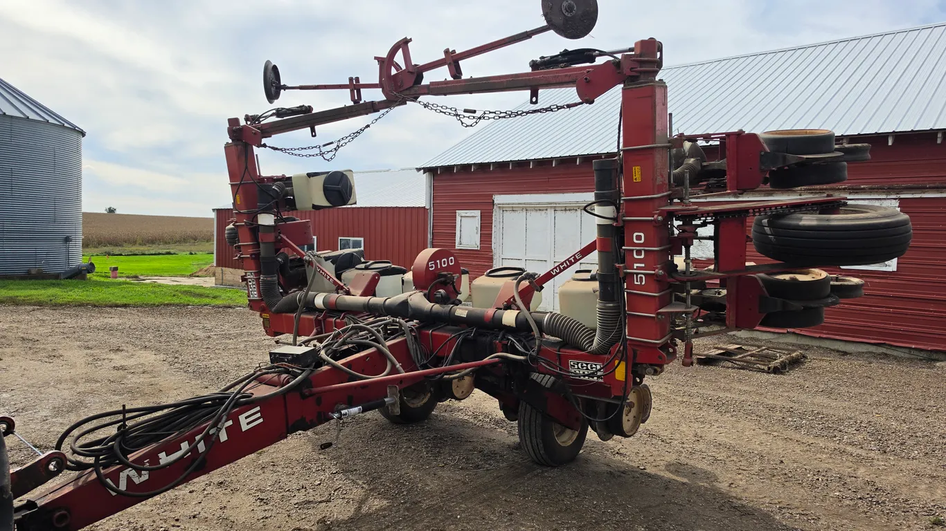 White 5100 Seed Boss 8 Row 30” Planter, Hydraulic Markers, Bean and 2 Sets of Corn Plates, White Mon