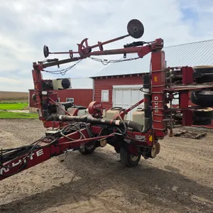 White 5100 Seed Boss 8 Row 30” Planter, Hydraulic Markers, Bean and 2 Sets of Corn Plates, White Mon