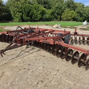 International 470 Approx 20’ Tandem Disk, Manual Fold Wings (No Springs), 14” Tires on 6 Bolt Rims
