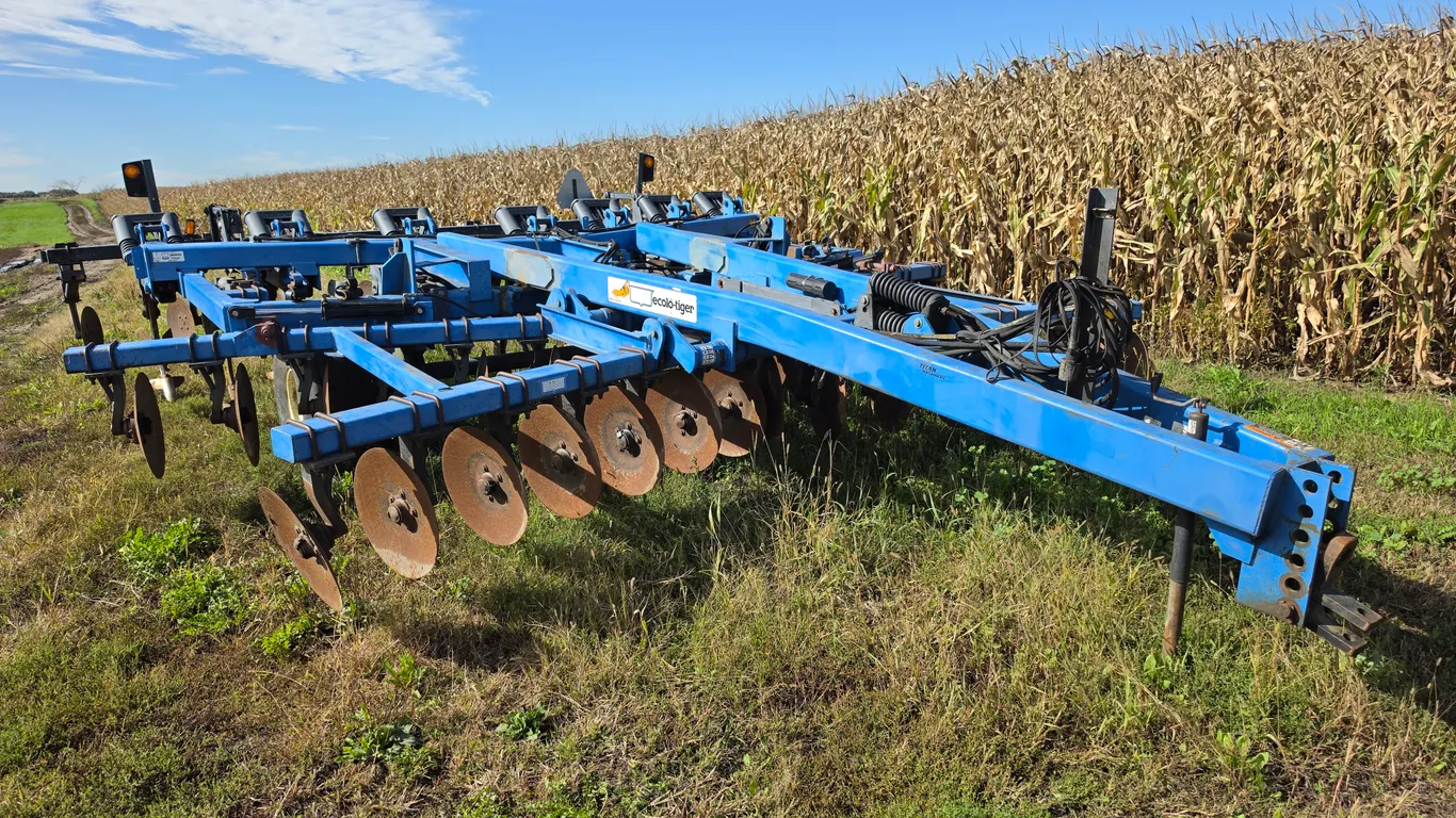 DMI Ecolo-Tiger 7 Shank Disc Ripper, 6 Lead Shanks, Hydraulic Rear Leveling Disks, 16.5-16.1 Tires,