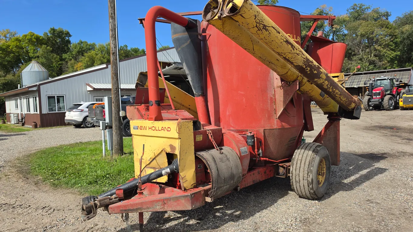 New Holland 358 Feed Mill, 540 PTO, 3 Screens, Scale, 31x13.50-15 Tires, SN: 887546, Everything is B