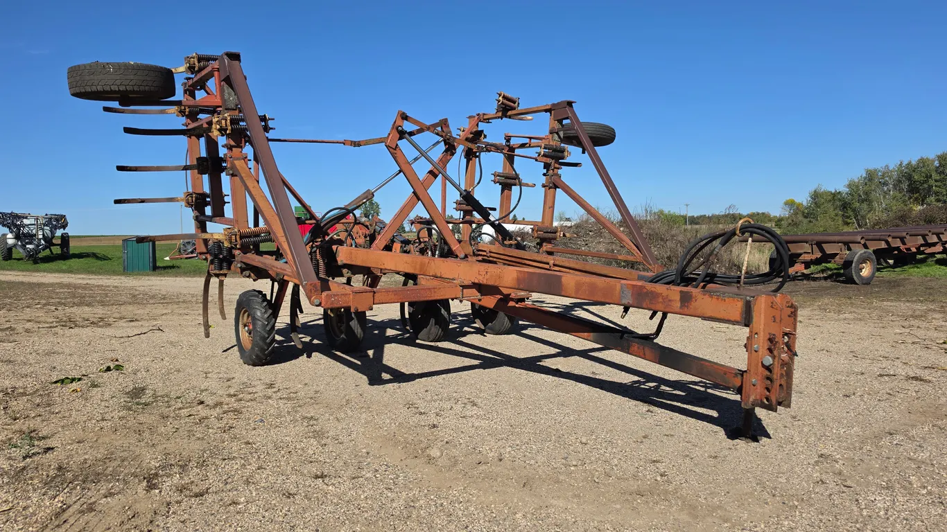 Melroe 550 Chisel Plow, 24’ Wide, Hydraulic Folding Wings, 15” Tires on 6 Bolt Rims, SN: 1093