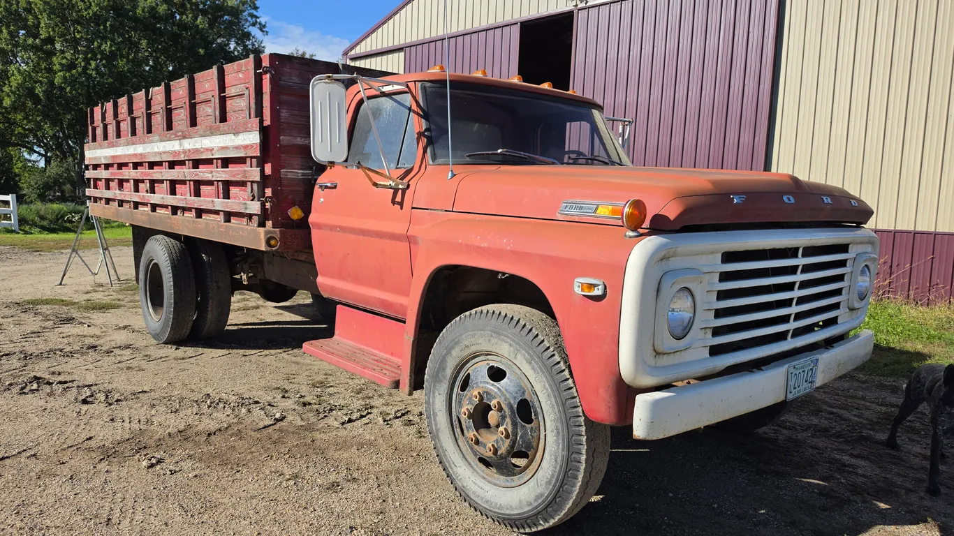 1974 Ford 600 Single Axle Grain Truck, Ford 8 Cylinder Engine, 4+2 Transmission, 32,196 Miles, Econo