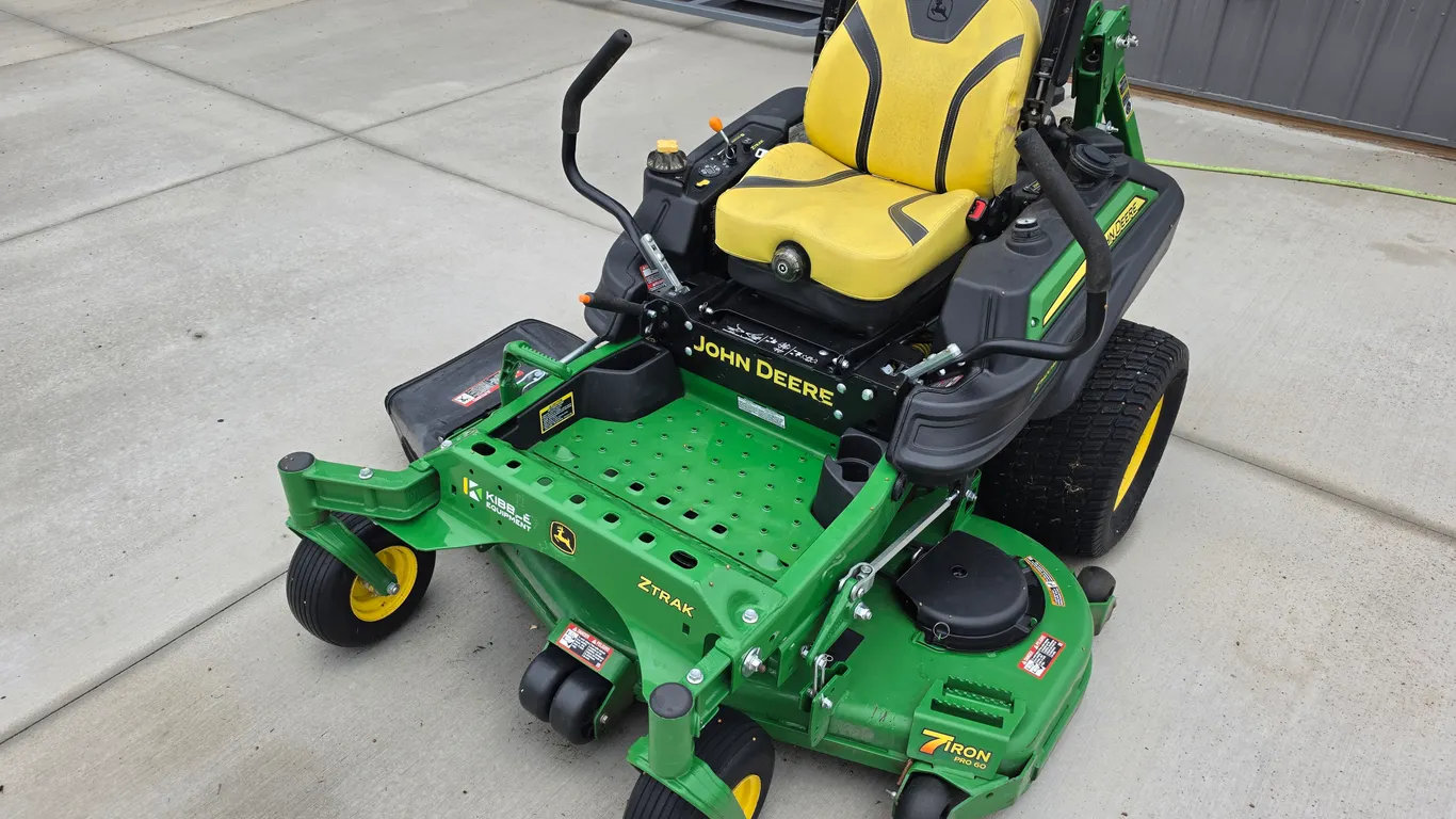 John Deere Z920 ZTrak Zero Turn Lawn Mower, 7 Iron Pro 60” Deck, John Deere 23.5hp Engine, Electric