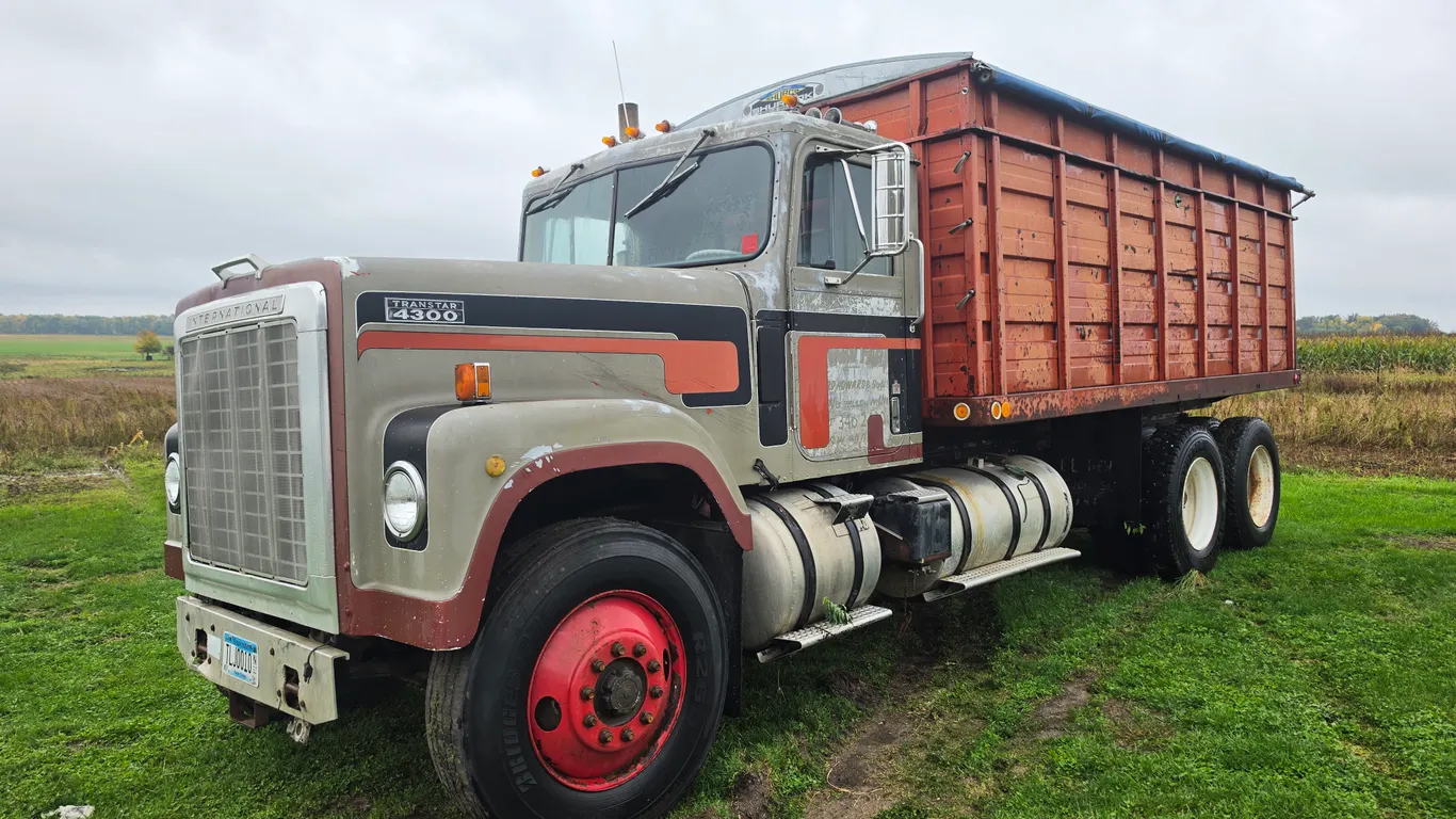 International 4300 Transtar Tandem Axle Grain Truck, Detroit Diesel, 11R24.5 Steers and Drives, Dual