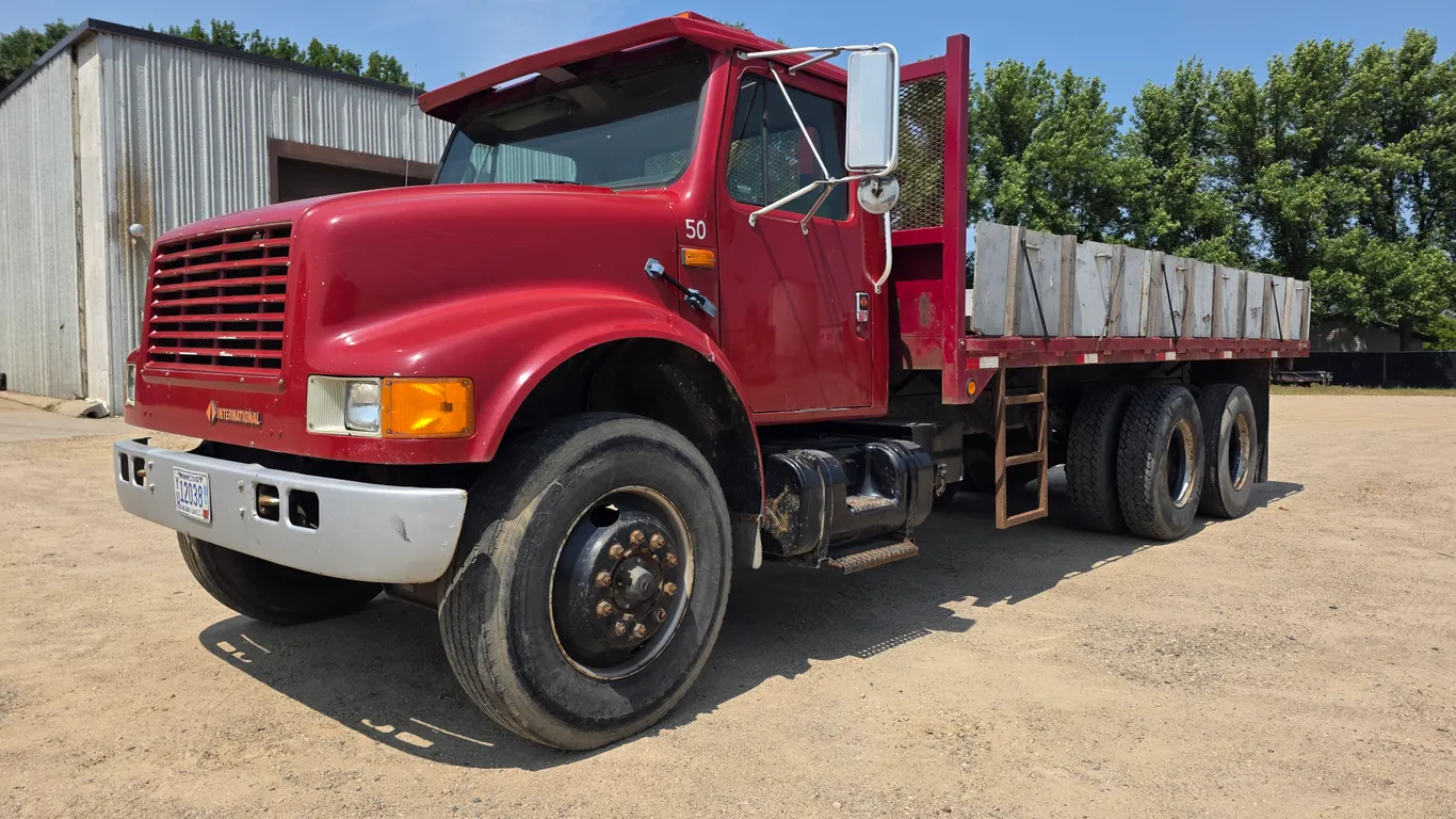 1990 International 4900 Straight Truck, 343,812 Miles, 20’ Flatbed, International DT466 Engine, Inte