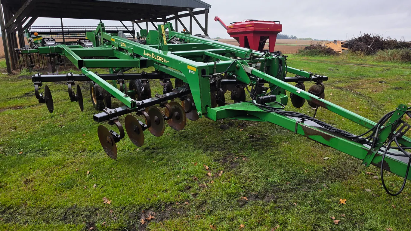 John Deere 2700 Disk Ripper, 7 Shank with Hydraulic Rear Leveling Disks and 3 Bar Coil Tine Harrow,