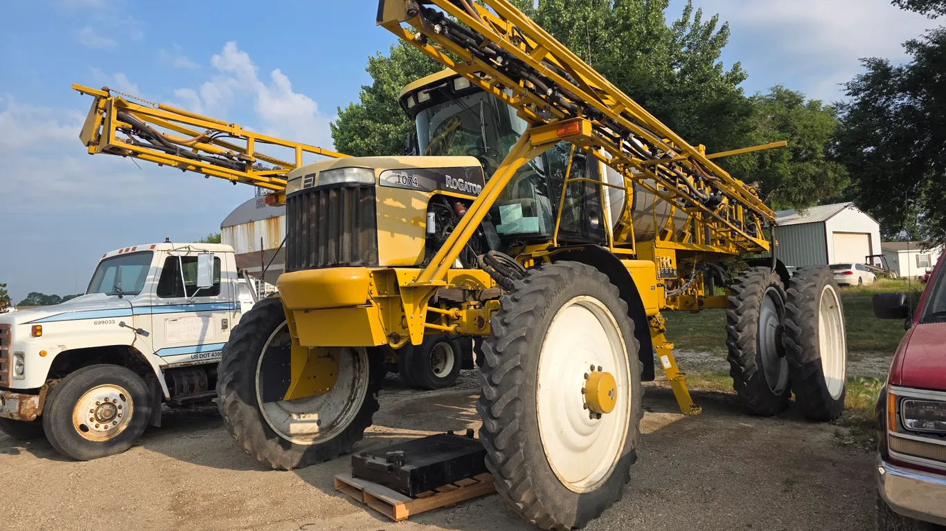 Rogator 1074 Self Propelled Sprayer, 4,879 Hours, 100' Booms, Currently Winterized, 320/90R50 Tires,