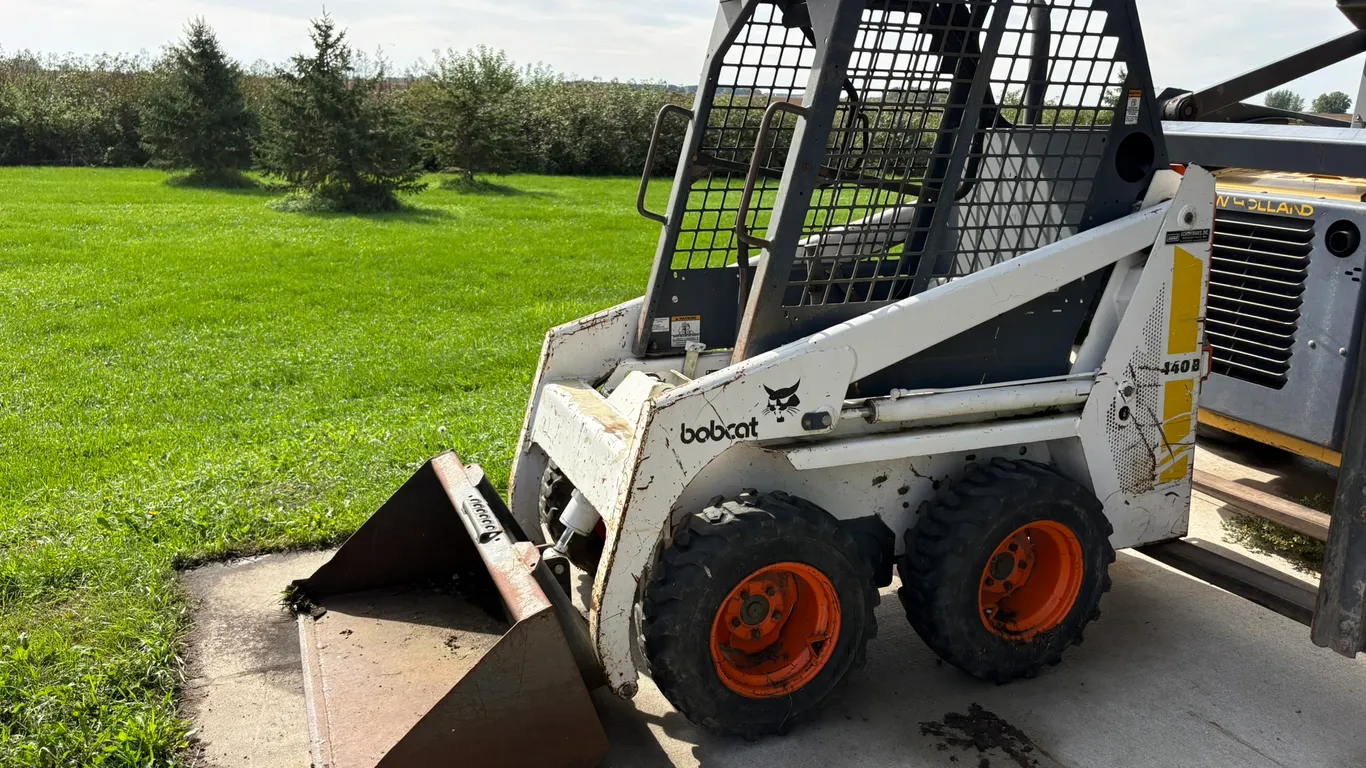 Bobcat 440B Skidloader, 43” Bucket, 23X8.50-12 Tires, Gas Engine, (tire is getting fixed)