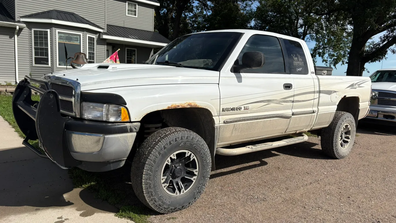 2000 RAM 1500 V8 Magnum 5.9L, Laramie SLT, 4 Door Ext Cab, Cloth, LT285/75R16 on Custom Alloy Rims,