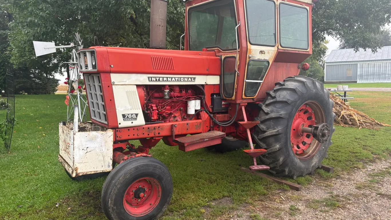 1974 International 766 Tractor, Diesel, 3Pt, 2 Hyd, 540/1000 PTO, 18.4-34 Rears, 9.5L-15 Fronts, 9 B