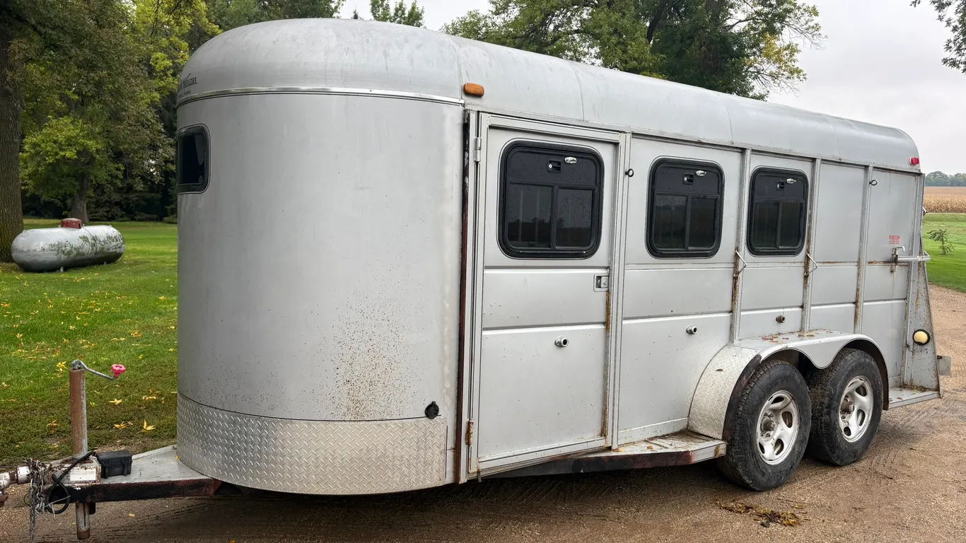 2008 Calico 6’x17’ 2 Slant Horse Trailer, Front Living Quarters, Rubber Floor Mat, Side Swing Rear G
