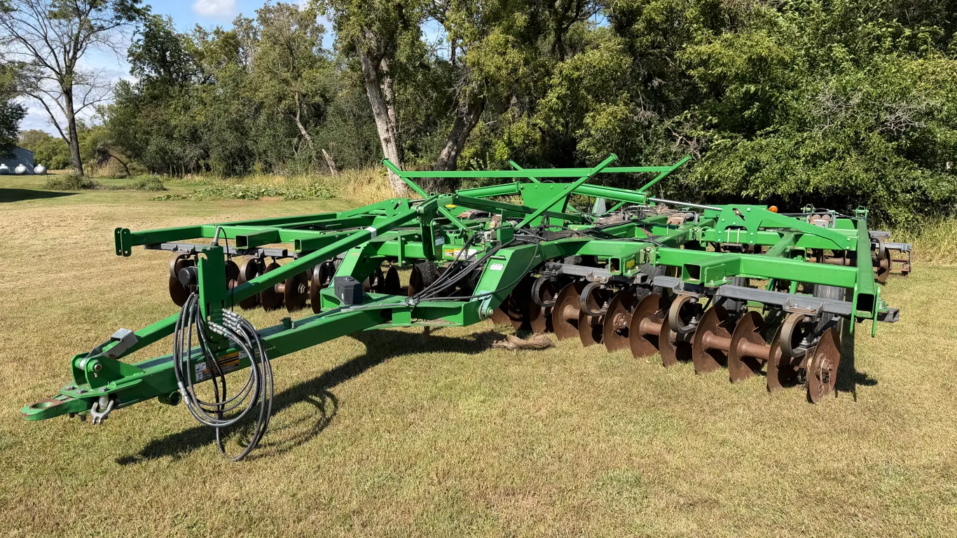 John Deere 2720 9-Shank Disk Ripper, Flat Bar Hydraulic Rolling Baskets, 340/85R18 IMP. Tires On Mai