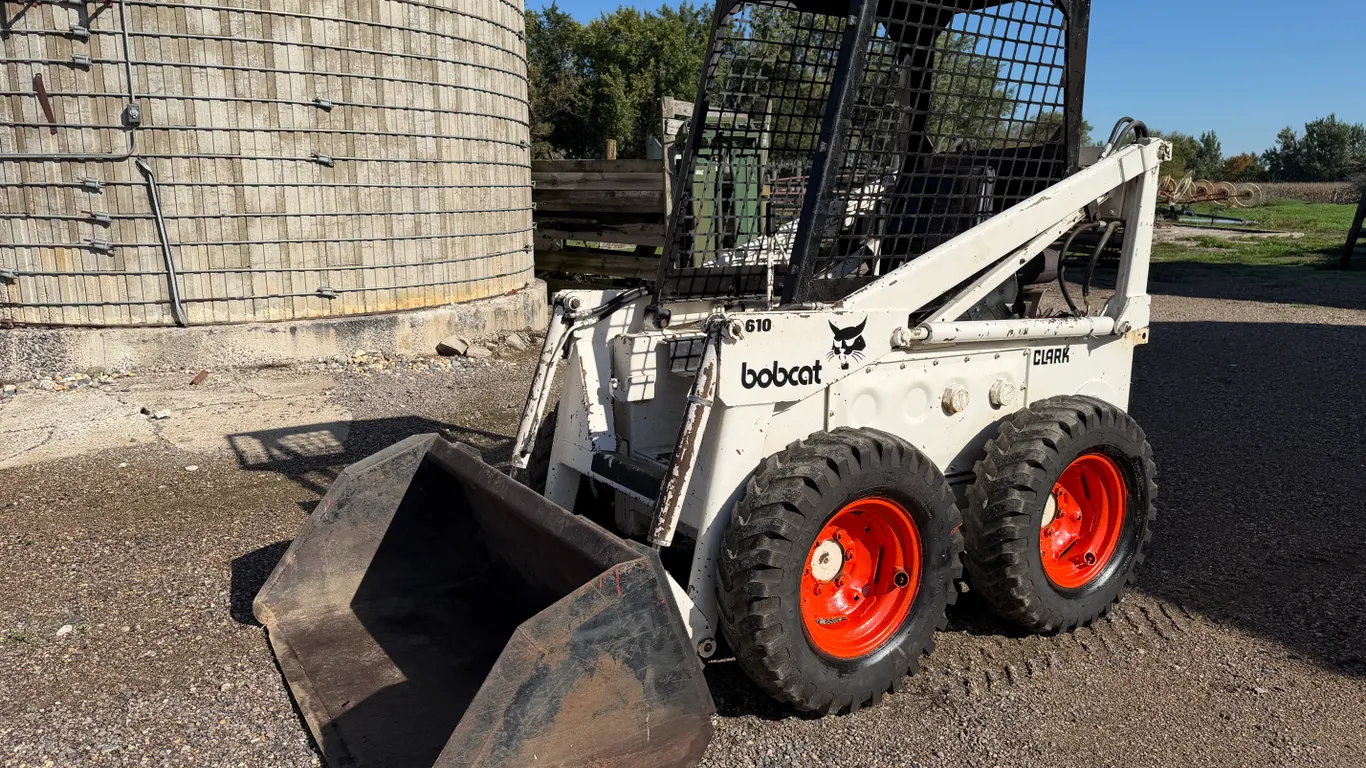 Bobcat 610 Skidloader, 790 Actual Hours, One Family Owner, 55" Bucket, Wisconsin Engine, New Battery