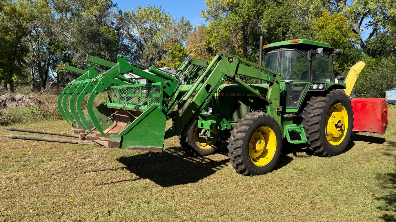 1982 John Deere 2940 MFWD Tractor With John Deere 260 Loader And Farm King 8' Snowblower, 3,094 Hour