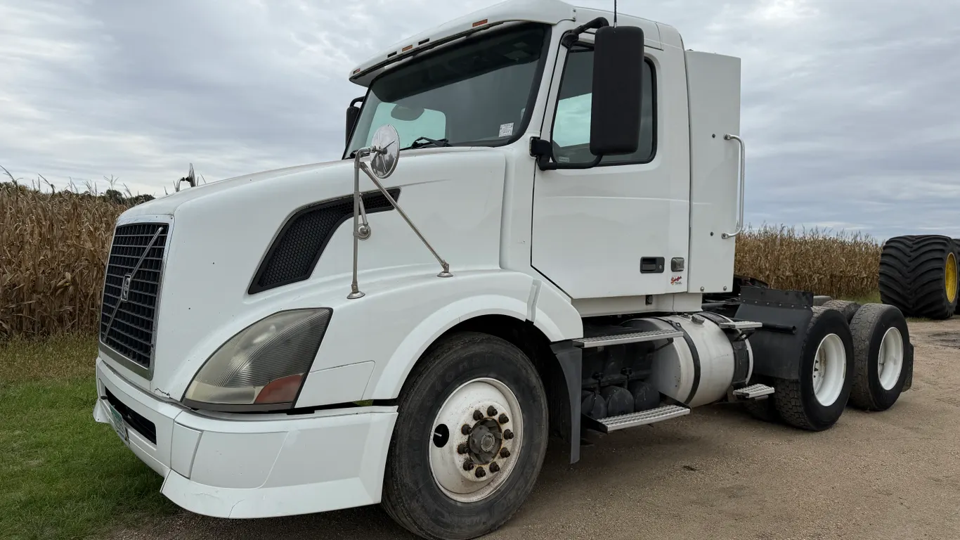 2006 Volvo Semi Tractor, 447K Miles, D12 Engine, Engine Brake, 10-Speed Eaton Transmission, EGR Dele