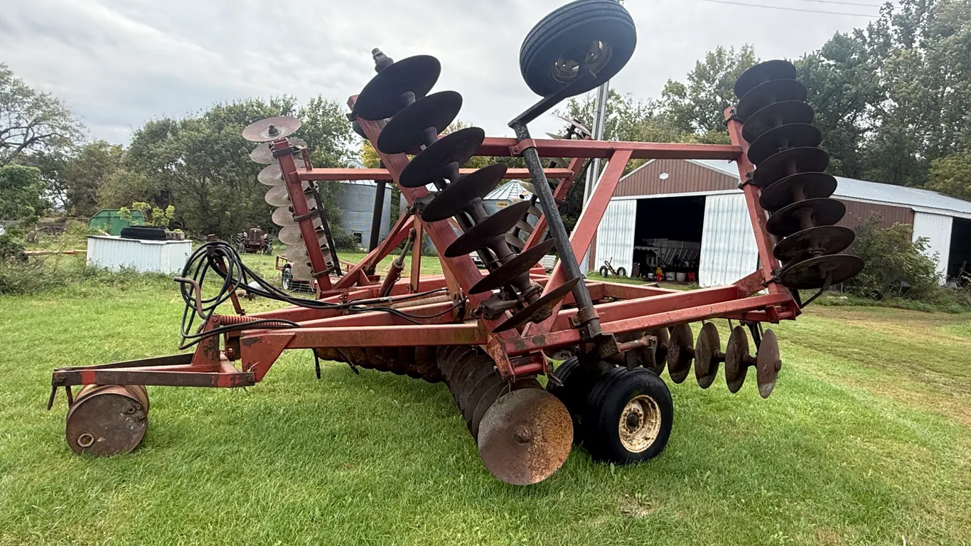 International Model 490 Tandem Disc, Approx 26 Ft Wide, Tandem Tires, Hydraulic Fold Up Wings, Rear