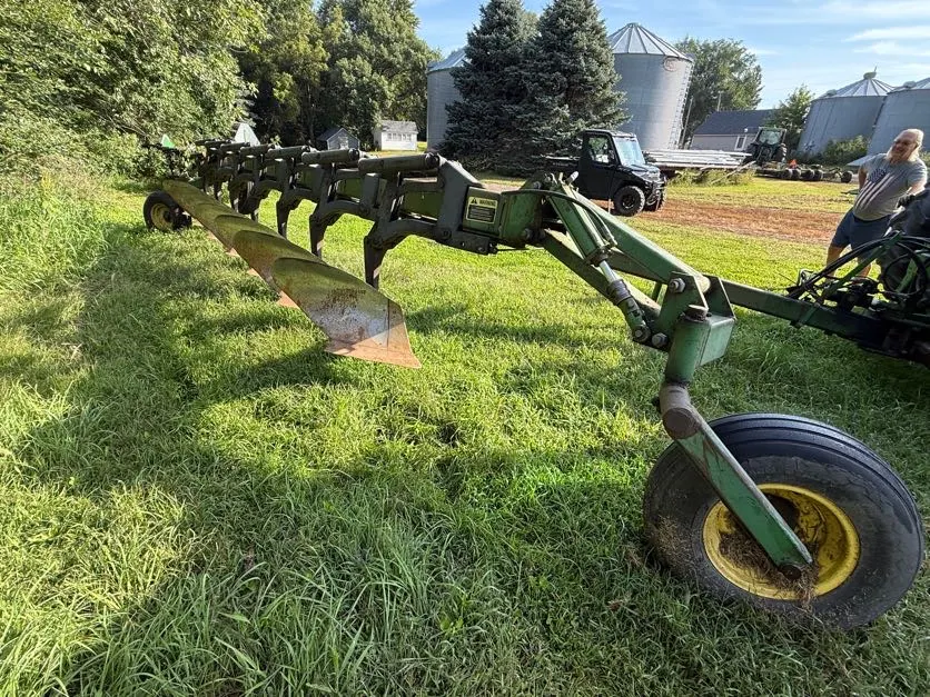 John Deere 2800 – 7 Bottom Variable Width Plow, Automatic Reset, 3pt Hookup, SN: 015232