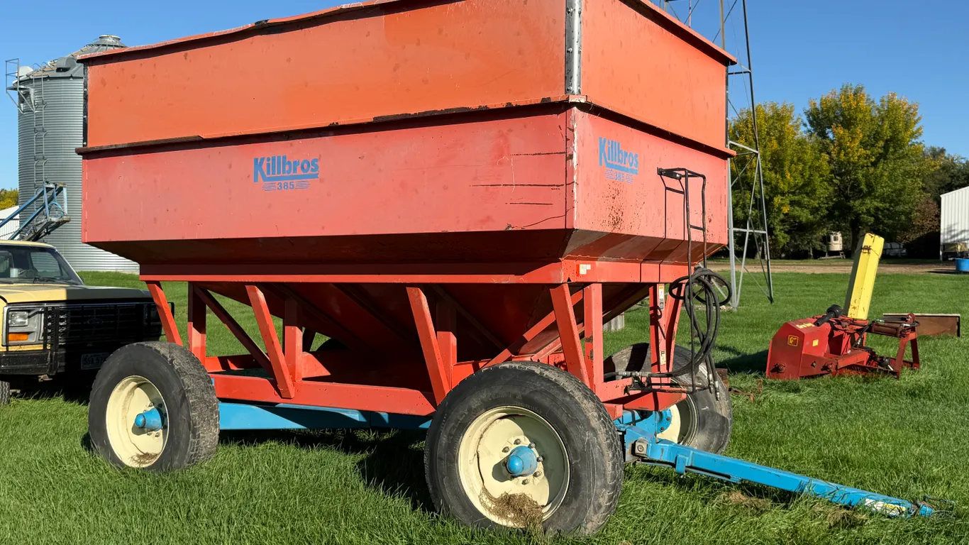 Killbros Model 385 Gravity Box With Hydraulic Drill Fill On 20 Ton Running Gear With 295/75R 22.5 Ru