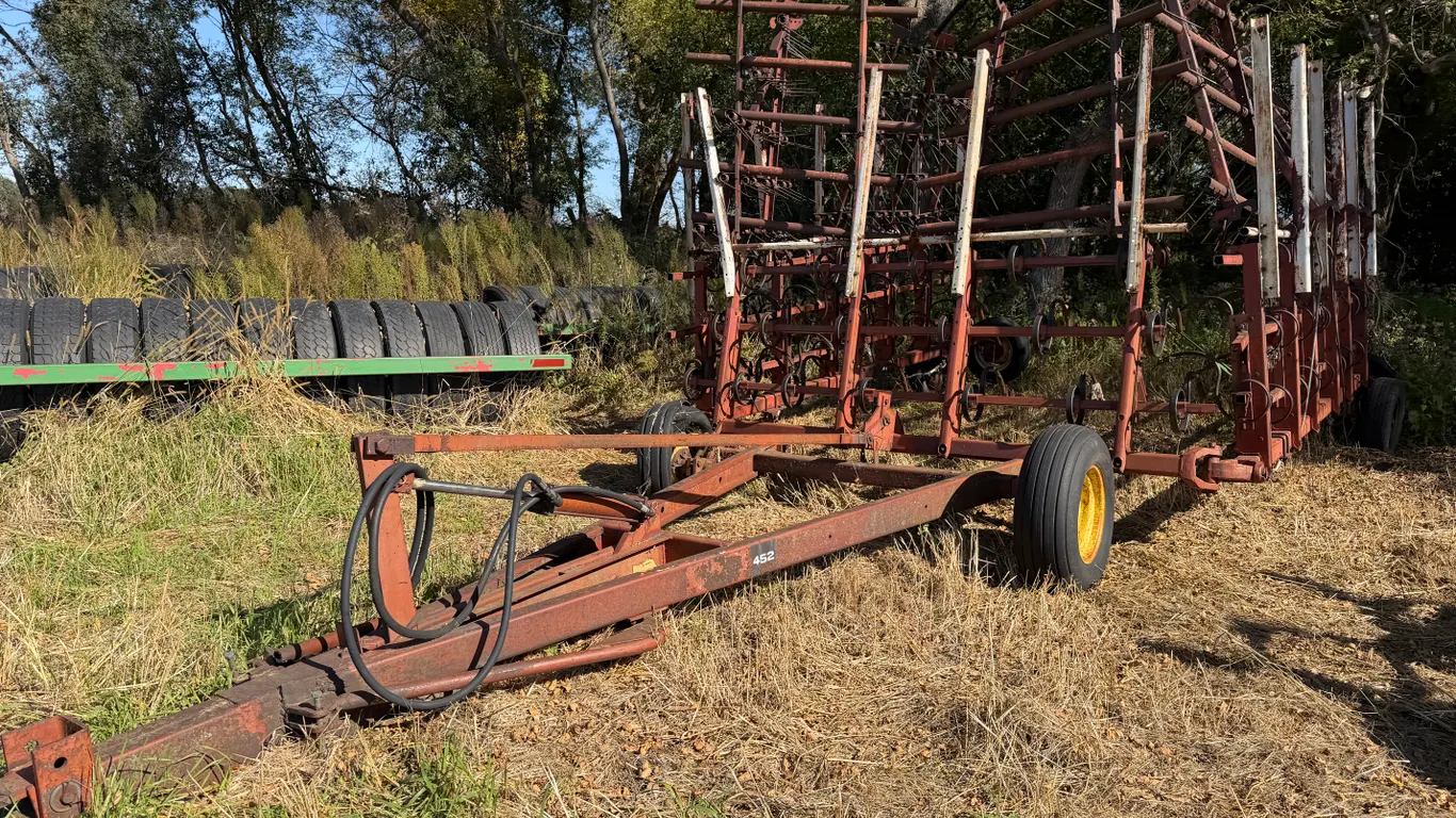 Melroe 452 38’ Multiweeder, One Bad Tire on Main Frame, 5 Bar Coil Tine Drag