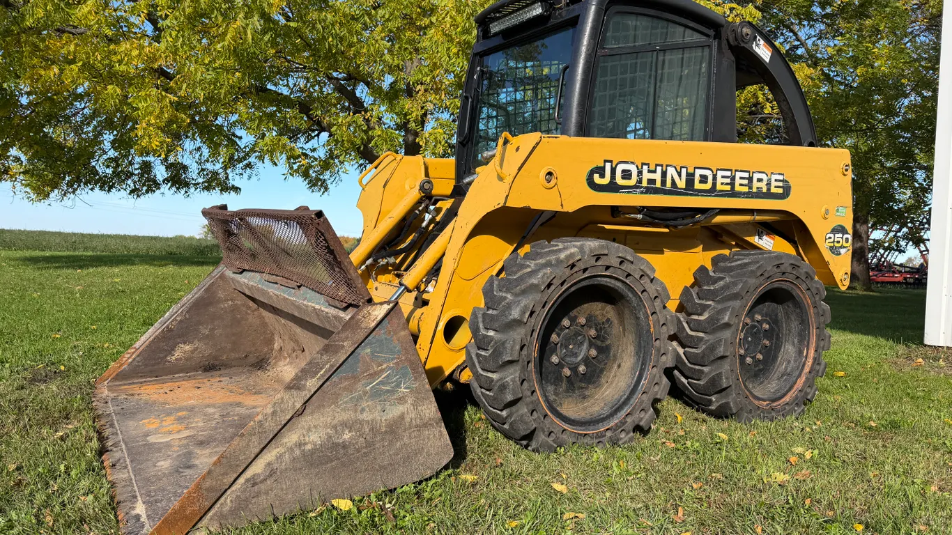 John Deere 250 Skidloader, 1235 Hours, Enclosed Cab With Heat, Auxillary Hydraulics, Manual Quick-At