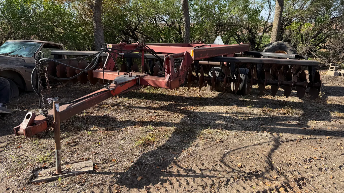 International 7700 - 20' Plow Disk, Notched Coulters on Front, Smooth Coulters on Rear, 31x13.50-15