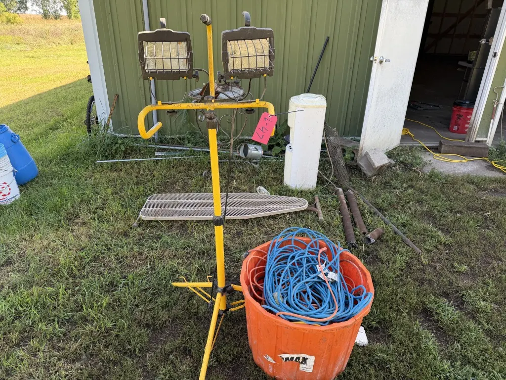Halogen Trouble Light And Extension Cords (Lot 47)