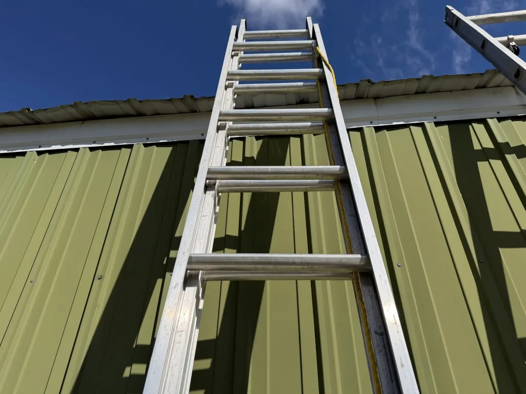 21' Aluminum Extension Ladder (Lot 8)