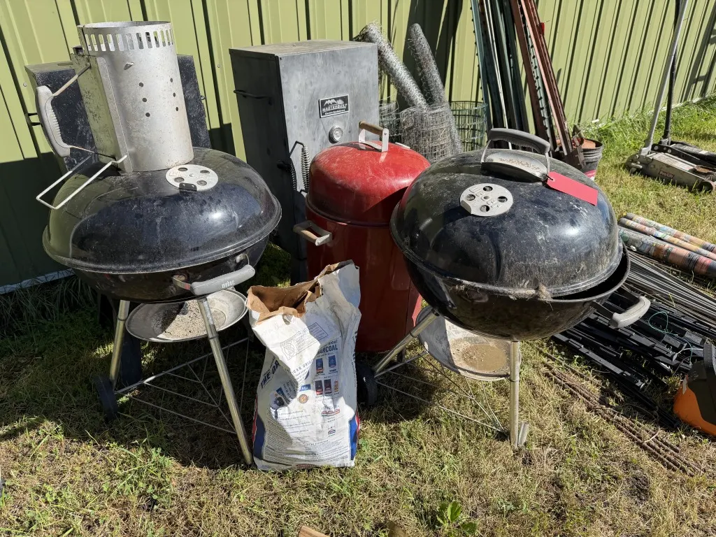 2 Smokey Joe Weber Grills And Char-Broil Smoker (Lot 19)