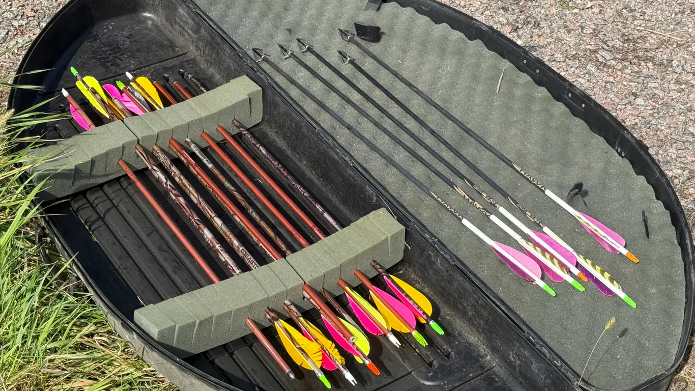 Black Plastic Bow Case, 5 Carbon 29" Arrows With Broadheads, And Misc Extra Arrows #2314