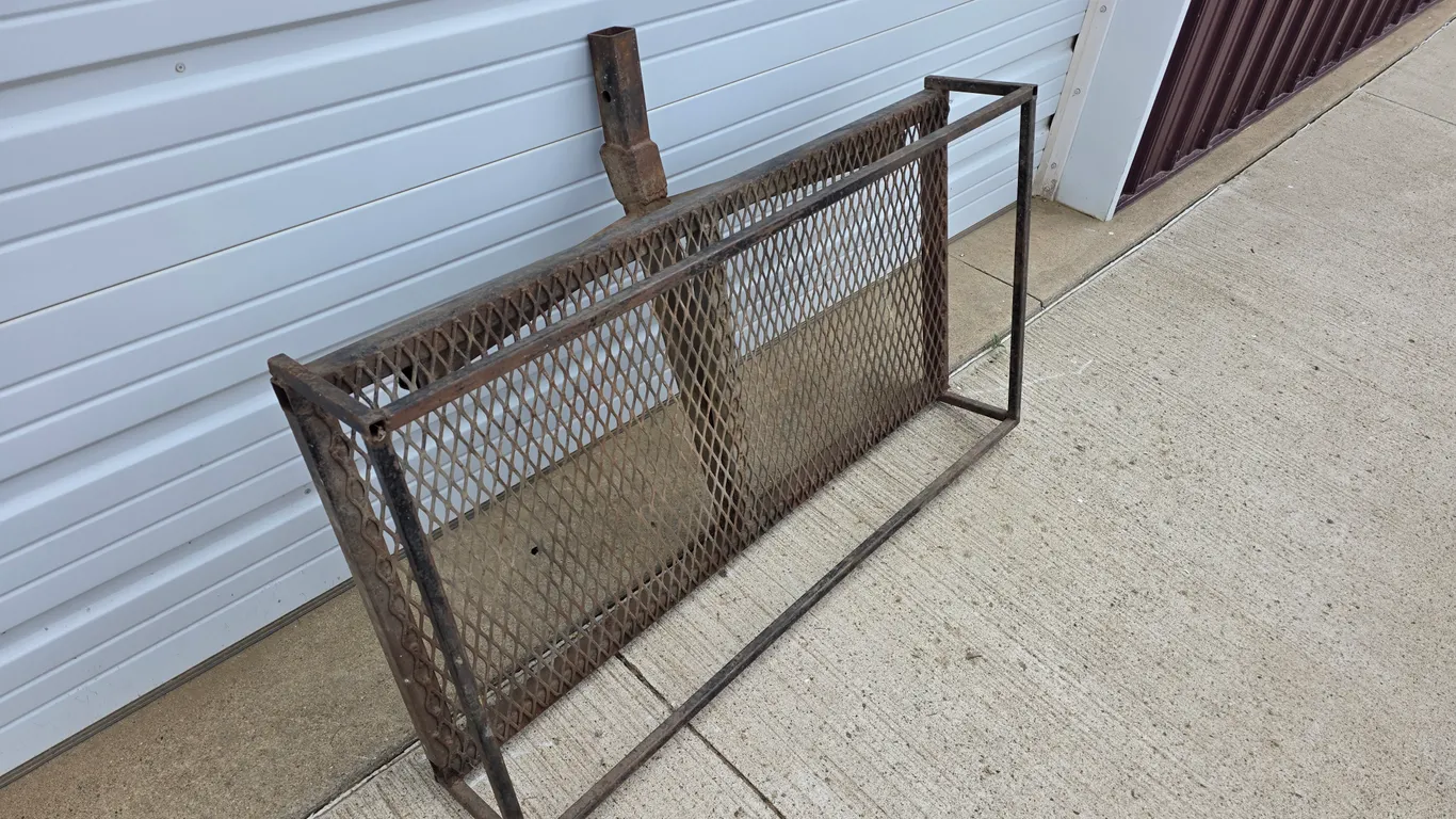 Receiver Hitch Rack, Mesh Floor, Approx 2’ x 4’