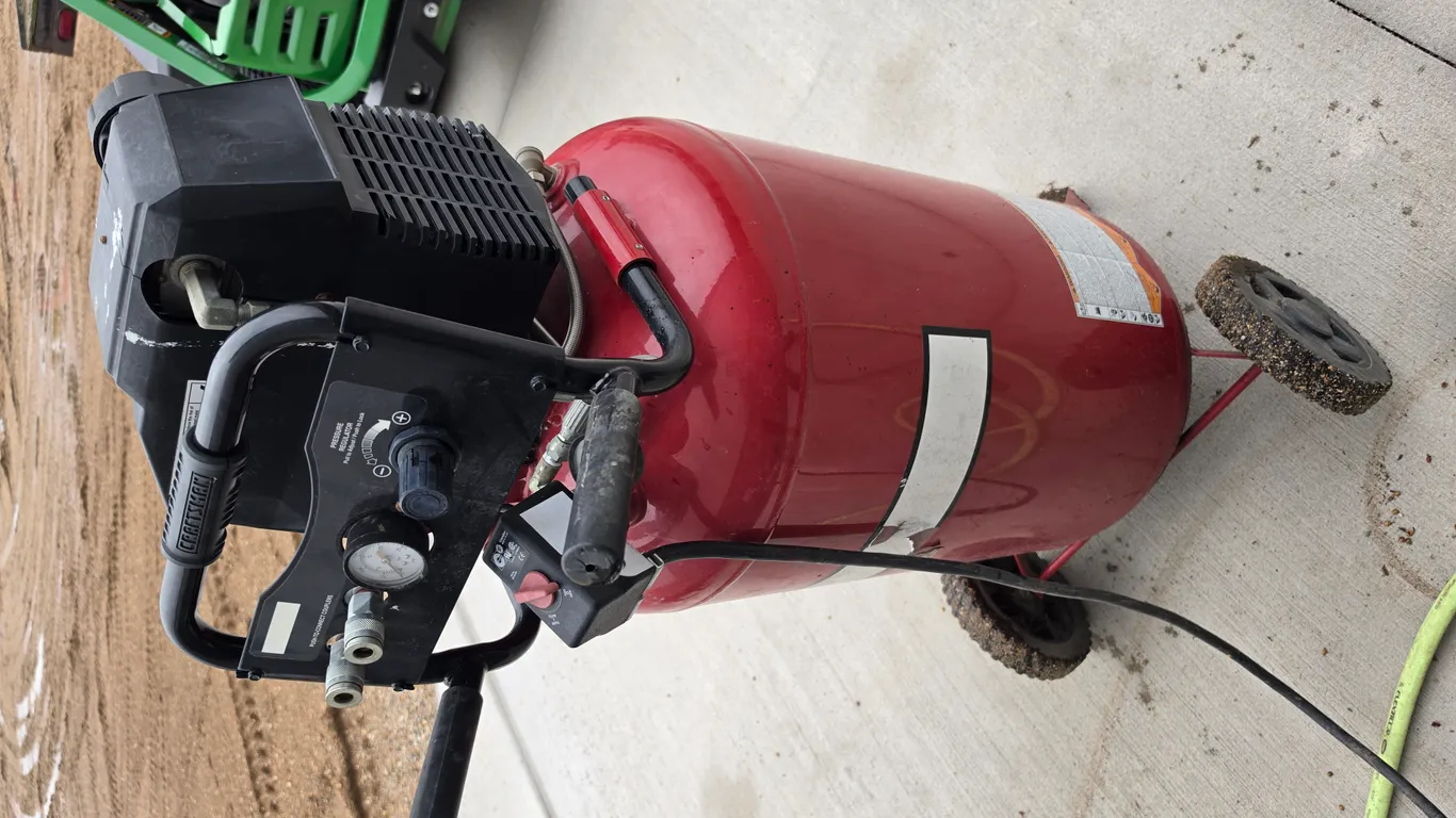 Craftsman 33 gallon Upright Air Compressor, 175 Max PSI, 2 Outlets, Working Order