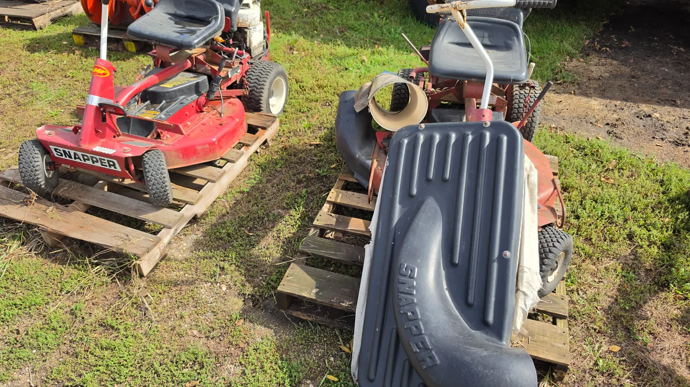 (2) Snapper Lawn Mowers, Engines are not Stuck, Has Not Ran in a Number of Years, Buying Both for On
