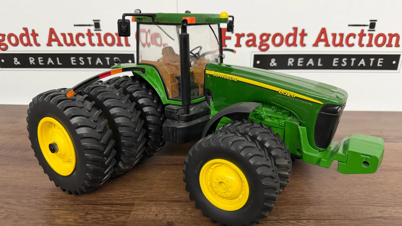 John Deere 8520 MFWD 1/16 Scale Toy Tractor
