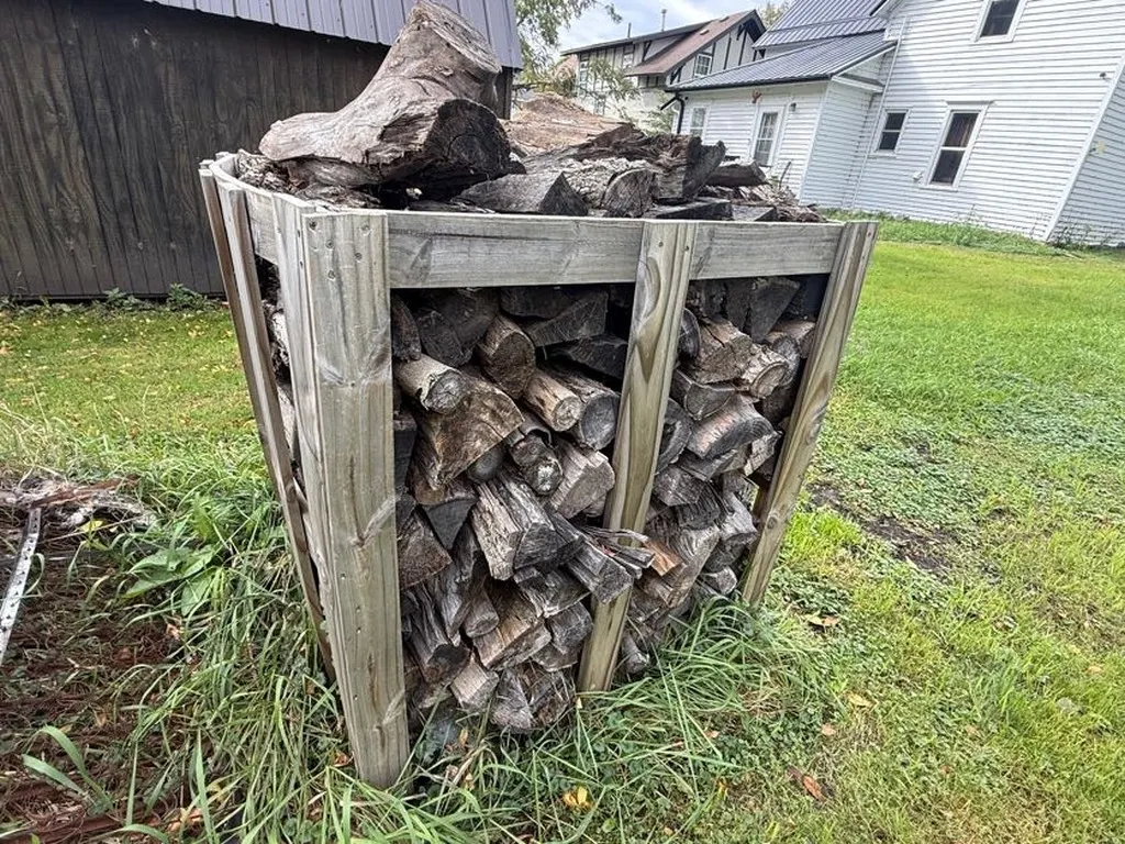 Pallet Of 4 X 4 X 5' Mixed Hardwood Firewood (Lot 4)
