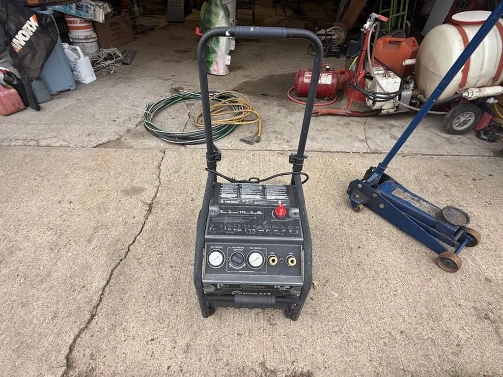 Kobalt Air Compressor On Wheels, 175 Max PSI, 5 Gallon