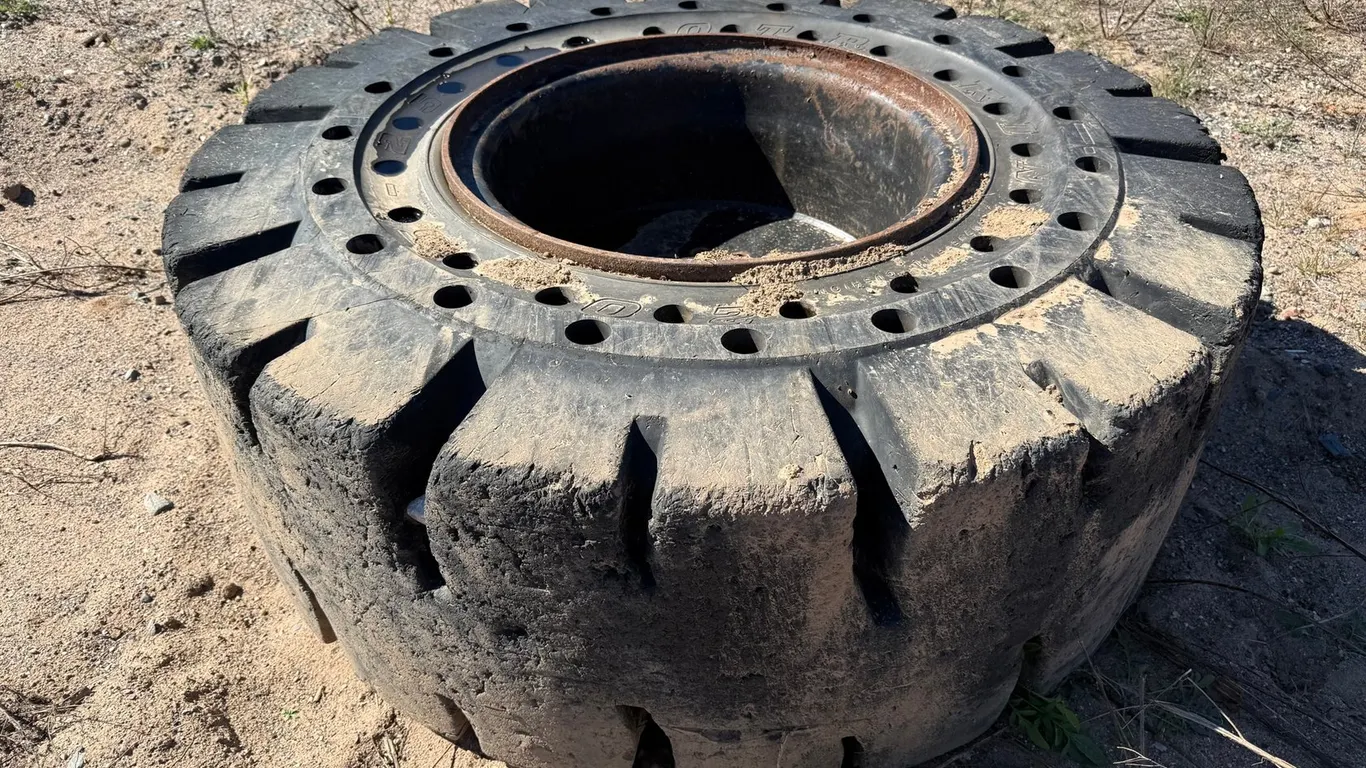 (4) 20.5-25 Tires