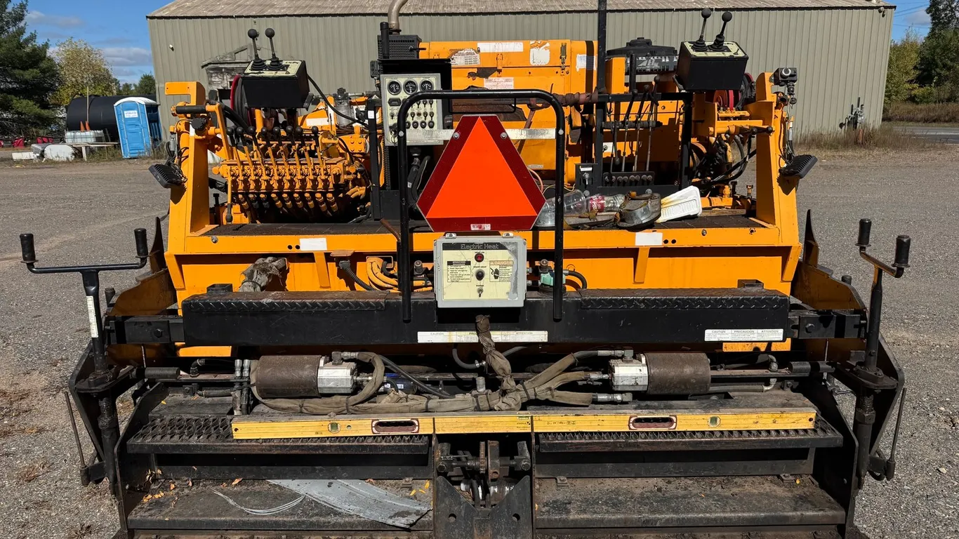 LeeBoy L8510R Paver