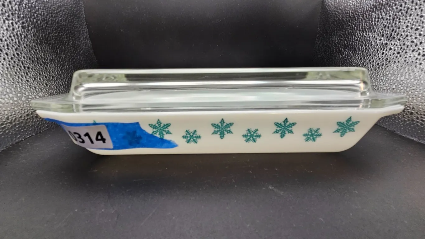 Pyrex Snowflake Garland Casserole Dish with Lid