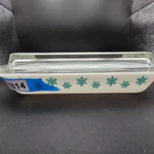 Pyrex Snowflake Garland Casserole Dish with Lid
