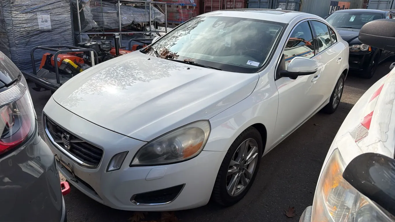 2011 VOLVO S60 T6, 4DRSD, WHITE, VIN YV1902FH6B2016253,