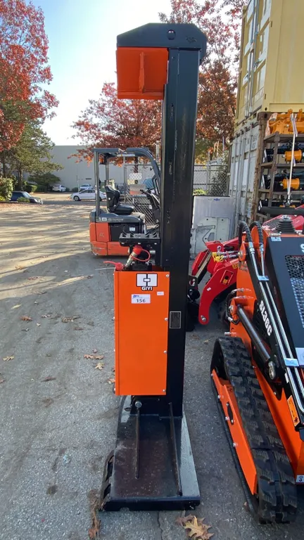 GIYI HLS82 HORIZONTAL HYDRAULIC LOG SPLITTER SKID STEER ATTACHMENT