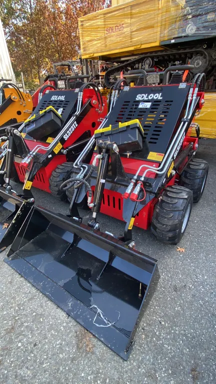 SDLOOL SL323TZ RED STAND ON GAS POWERED MINI SKID STEER LOADER, 13.5 HP, PNEUMATIC TIRES, 420CC