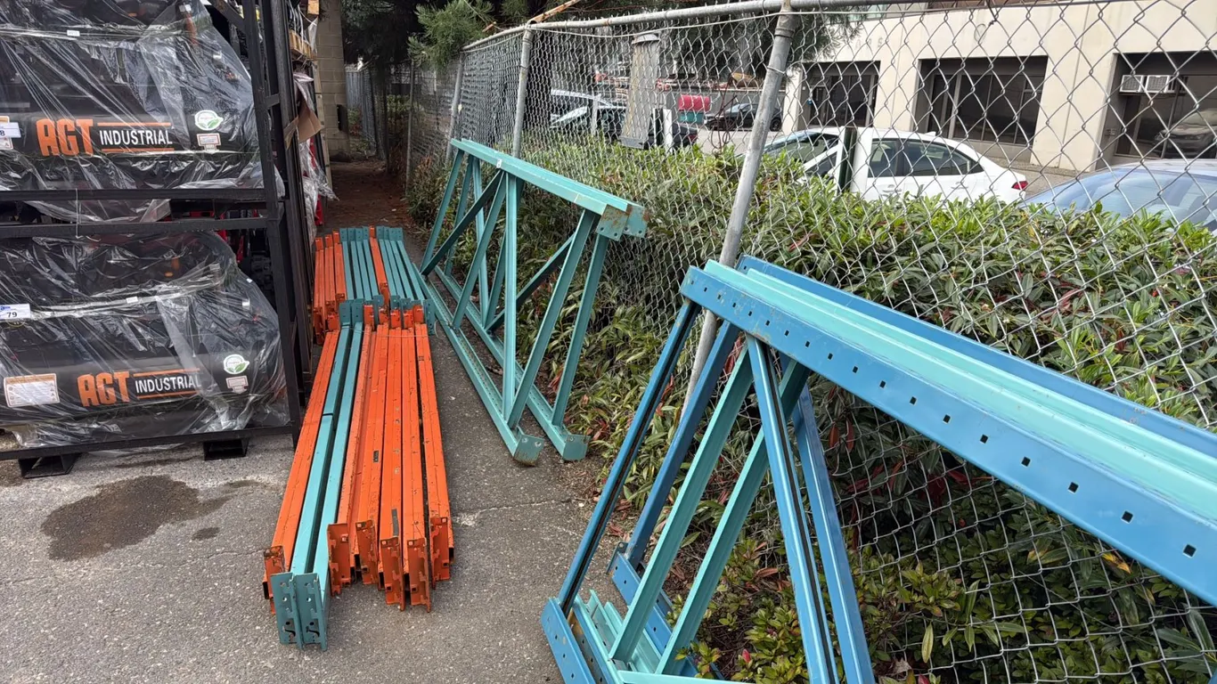 5 BAYS OF BLUE 12' INDUSTRIAL PALLET RACKING WITH 6 PCS OF 12'X42" UPRIGHTS, 10PCS OF 9' BLUE