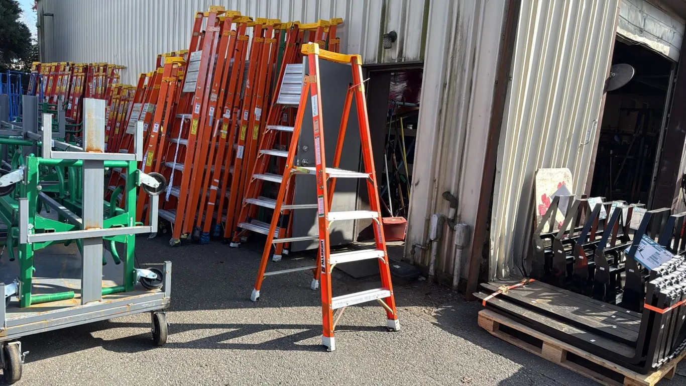 ALLRIGHT HEAVY DUTY 4' ORANGE CARBON FIBER INDUSTRIAL PLATFORM LADDER