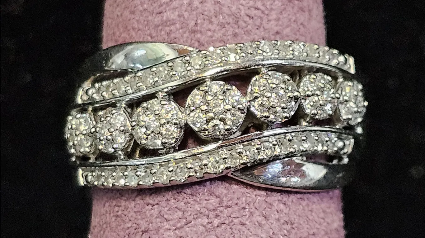 10KT WHITE GOLD RING SET WITH 49 ROUND BRILLIANT CUT NATURAL DIAMONDS (APPROX. 0.17 CTW): SIZE 6