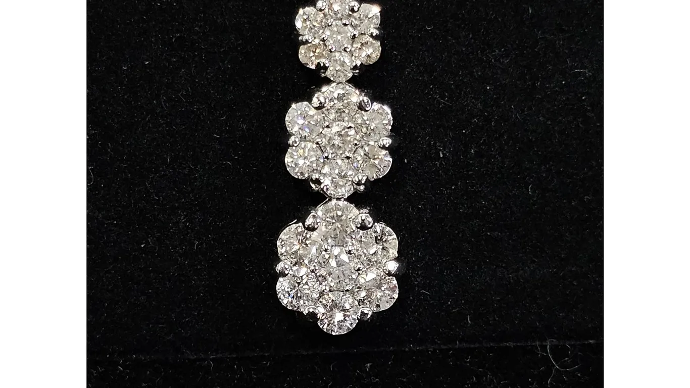 14KT WHITE GOLD PENDANT SET WITH 21 ROUND BRILLIANT CUT NATURAL DIAMONDS: APPROX. 1 CTW