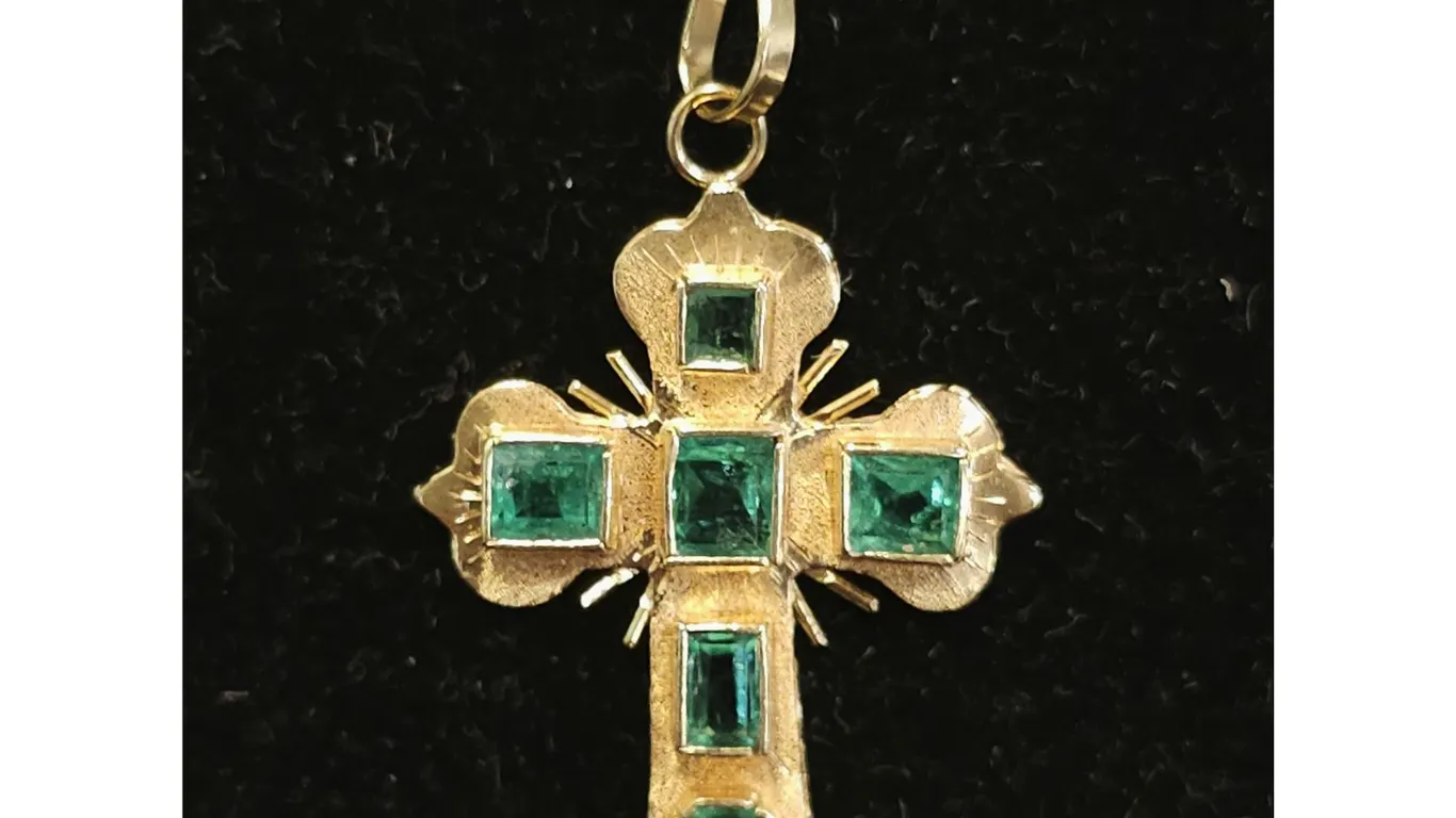 18KT YELLOW GOLD CROSS PENDANT SET WITH 6 STEP, SQUARE & BAGUETTE CUT NATURAL EMERALDS (APPROX. 1CT)